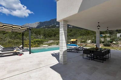 Blue Stone mit Pool und Garten
