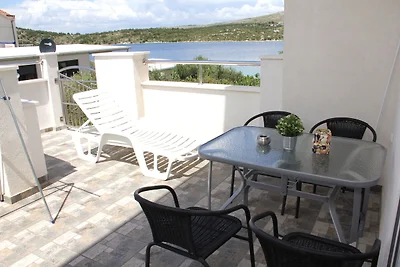 Wohnung in Grebatica mit Meeresstrand