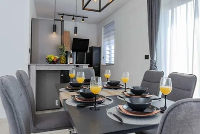 Holiday Home Infinity - Six Bedroom Guest Hou...