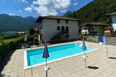 Apartment mit Balkon mit Blick auf den See