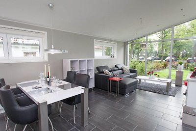 Modernes Chalet mit Kombi-Mikrowelle nahe...