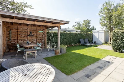 Ferienhaus am Strand mit Garten