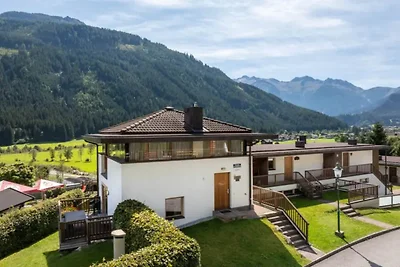 Soggiorno spazioso con vista sulle montagne
