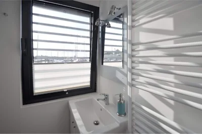 Hausboot im Hafen in Ribnitz-Damgarten