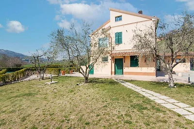 Bella casa vacanze a Montedinove con piscina ...