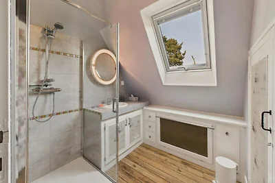 Haus in Louannec in der Nähe der rosa...