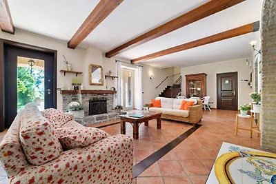Erholsame Villa in Albanella mit Whirlpool