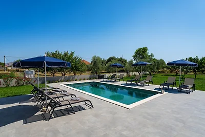 Villa met zwembad en sauna in Galovac