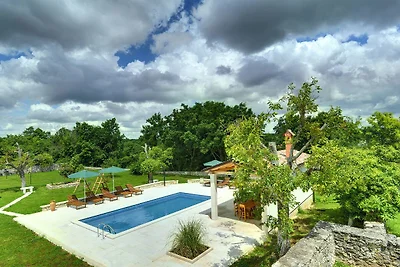 Ferienhaus in Rojnici mit Pool