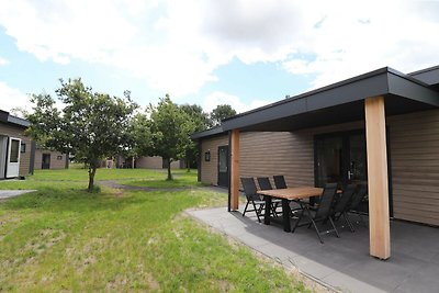 Chalet met gedeeld zwembad vlakbij Giethoorn