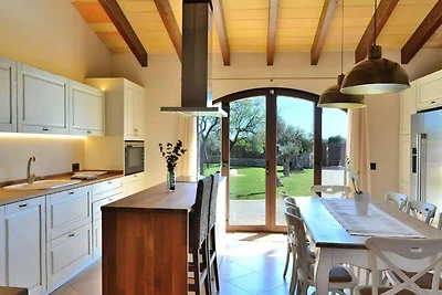 Villa in Buger mit Pool und Spielplatz