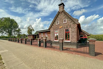 Freistehendes Haus am Kanal in Friesland