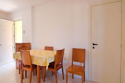 Apartment mit Terrasse und Sonnenliegen