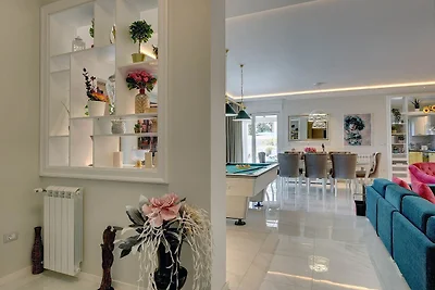 Villa con piscina a Premantura