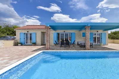 Villa in Sukošan mit Schwimmbecken