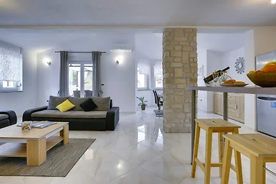Moderne Villa mit privatem Pool in Strandnähe