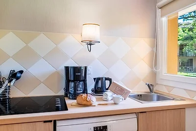 Elegante Unterkunft am Flussufer mit Balkon