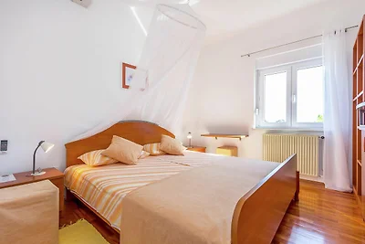 Wohnung in Vinkuran mit Garten
