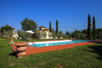 Villa with spacious garden, swimming pool, bu...