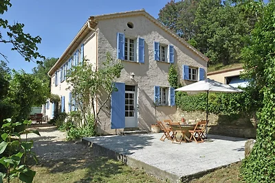 Ampia casa vacanze con piscina a Le Var