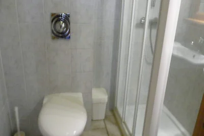 5 camere, 10 posti letto, 3 stelle, esposizio...