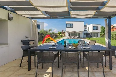 Villa in Novigrad mit Schwimmbecken