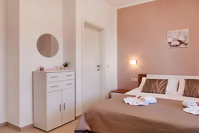 One Bedroom Apartment with Terrace and Sea Vi...