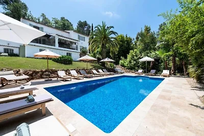 Villa in Valbonne met zwembad en sportvelden