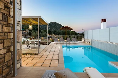 Moderne Villa mit privatem Pool