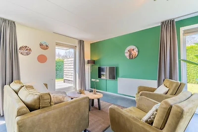 Geschmackvoll eingerichteter freistehender...