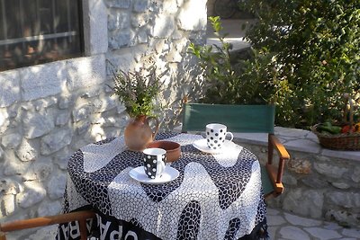 Einladendes Ferienhaus in Leonidiomit Garten