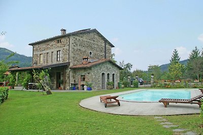 S. Romano in Garfagnana: villa di lusso, vasc...