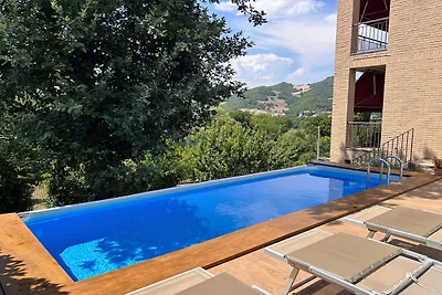 Bella villa con piscina e giardino
