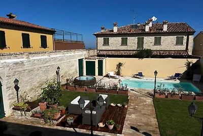 Ferienwohnung mit Pool, nur wenige Minuten vo...