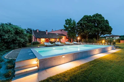 Geräumige Villa mit 6 Schlafzimmern und Pool