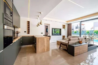 Villa Omega - Four Bedroom Villa with Swimmin...