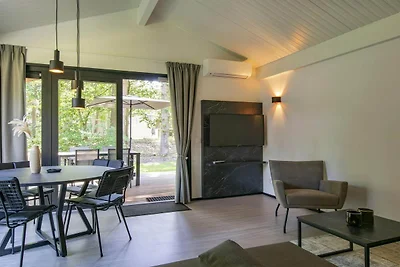Modernes Chalet mit Klimaanlage in einem Feri...