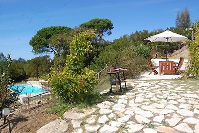 Villa panoramica con piscina e giardino