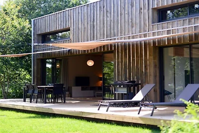 Een houten huis met bioklimaat op het...