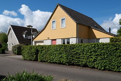 Geräumiges Ferienhaus mit Sauna in Strandnähe