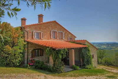 Pittoresco casale con piscina a Paciano