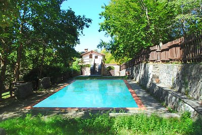 Spaziosa casa vacanze con piscina condivisa