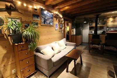 Traditionelles Chalet mit Holzdekor, sehr war...