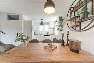 Geräumiges Ferienhaus mit Sauna in Strandnähe