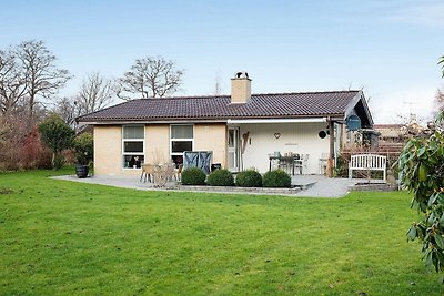 Geräumiges Ferienhaus in Hovedstaden am Meer