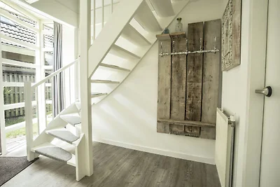 Beautiful house with jetty near IJsselmeer