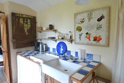 Idyllisches Ferienhaus in Bièvre mit Terrasse