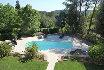 Villa lussureggiante con piscina privata