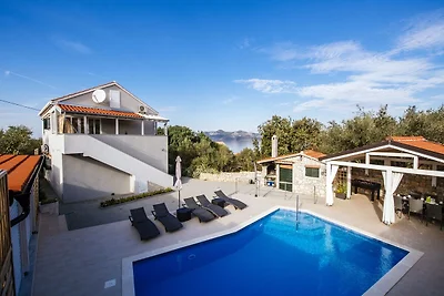 Bella casa vacanza con piscina privata a Mali...