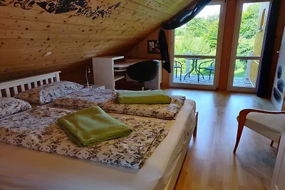 Holzhaus mit großem Garten